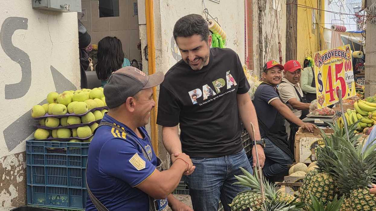 Agustín Dorantes saluda a un comerciante de frutas durante su recorrido por el tianguis del mercado Reforma en San Juan del Río.