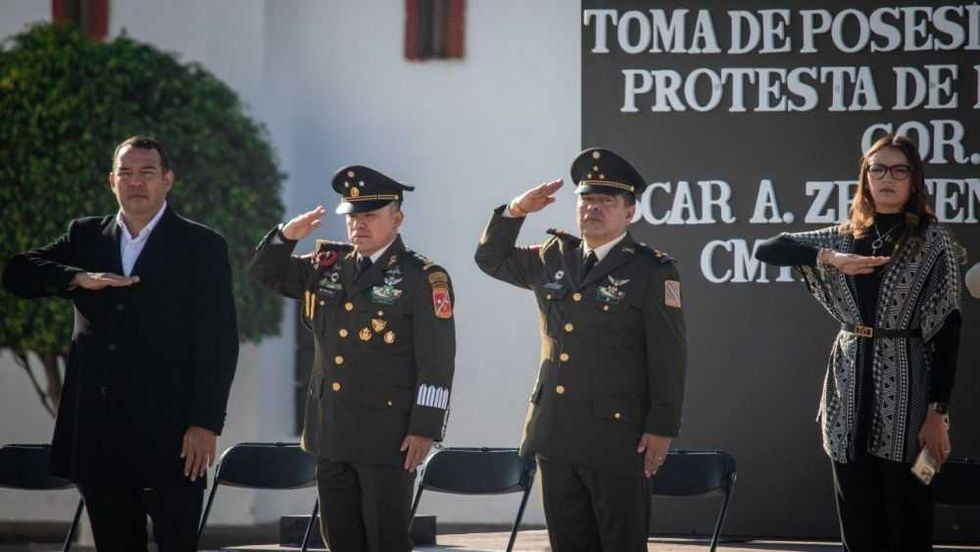 Alcalde acude a toma de mando del comandante del 7o. Regimiento en La Llave.