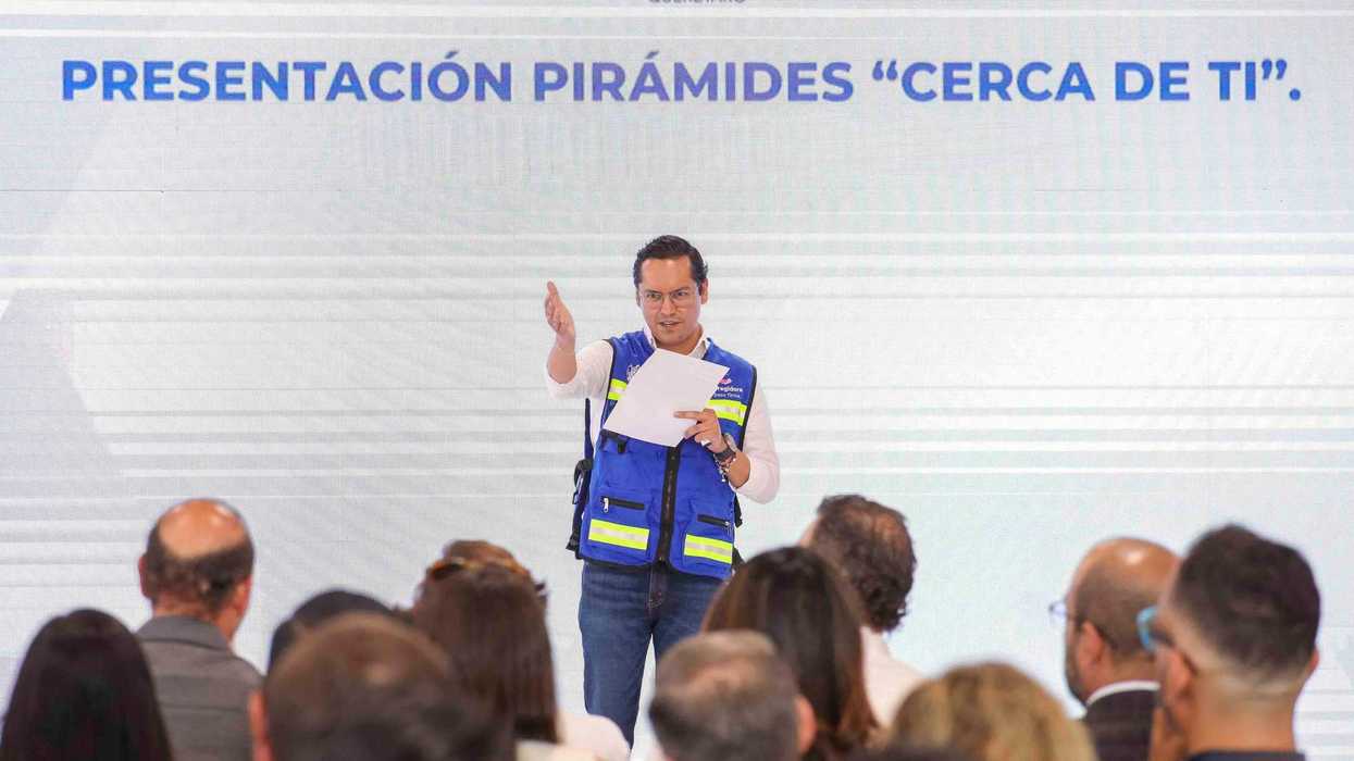 Alcalde Chepe Guerrero presenta institucionalizaci\u00f3n programa Pir\u00e1mides en Cabildo Corregidora.