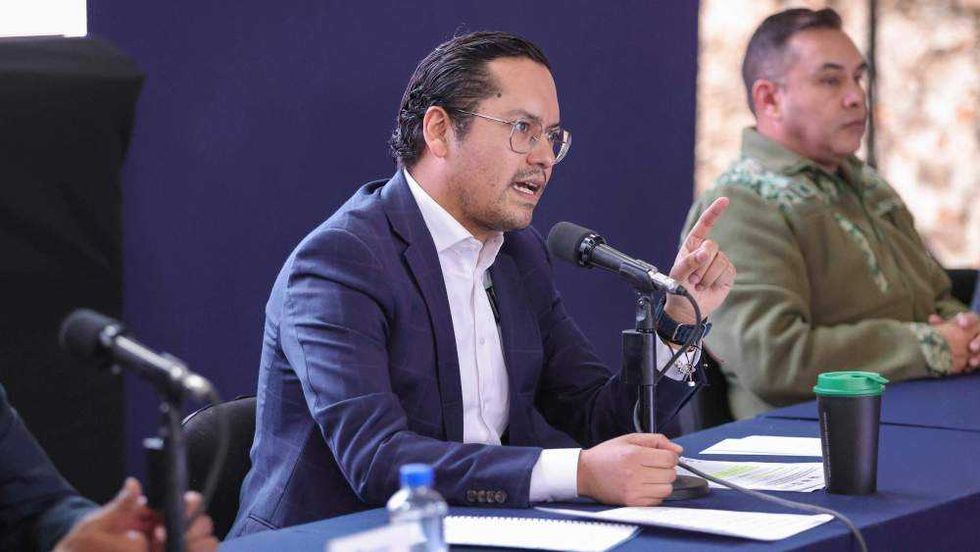 Alcalde Chepe Guerrero recibe informe de Ángel Rangel sobre cumplimiento de 89.6% en Programa Municipal de Seguridad Pública Corregidora.