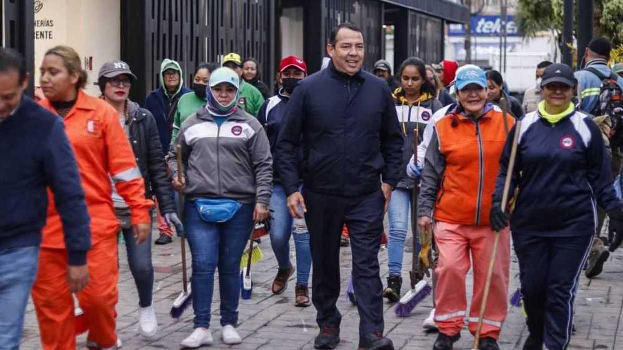 Alcalde constata realización de labores de limpieza en mercado Juárez.