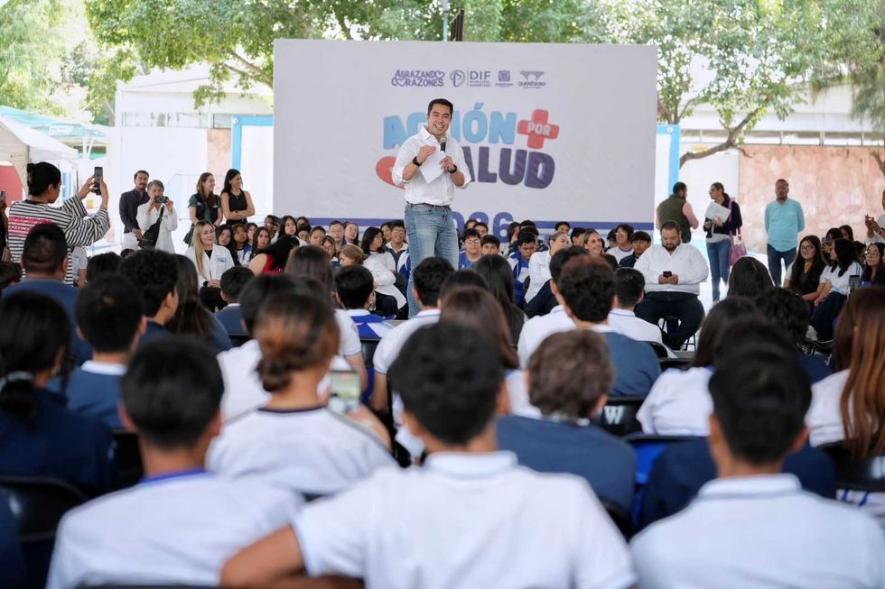 Alcalde de Quer\u00e9taro entrega lentes gratuitos a estudiantes en jornada del programa Visi\u00f3n con Futuro en secundaria de la capital
