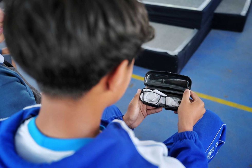 Alcalde de Quer\u00e9taro entrega lentes gratuitos a estudiantes en jornada del programa Visi\u00f3n con Futuro en secundaria de la capital