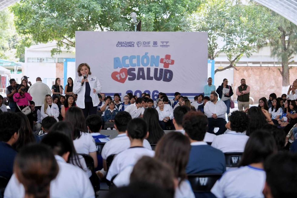 Alcalde de Quer\u00e9taro entrega lentes gratuitos a estudiantes en jornada del programa Visi\u00f3n con Futuro en secundaria de la capital