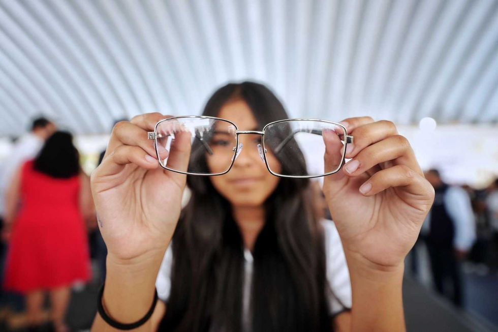 Alcalde de Quer\u00e9taro entrega lentes gratuitos a estudiantes en jornada del programa Visi\u00f3n con Futuro en secundaria de la capital