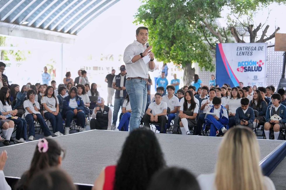 Alcalde de Quer\u00e9taro entrega lentes gratuitos a estudiantes en jornada del programa Visi\u00f3n con Futuro en secundaria de la capital