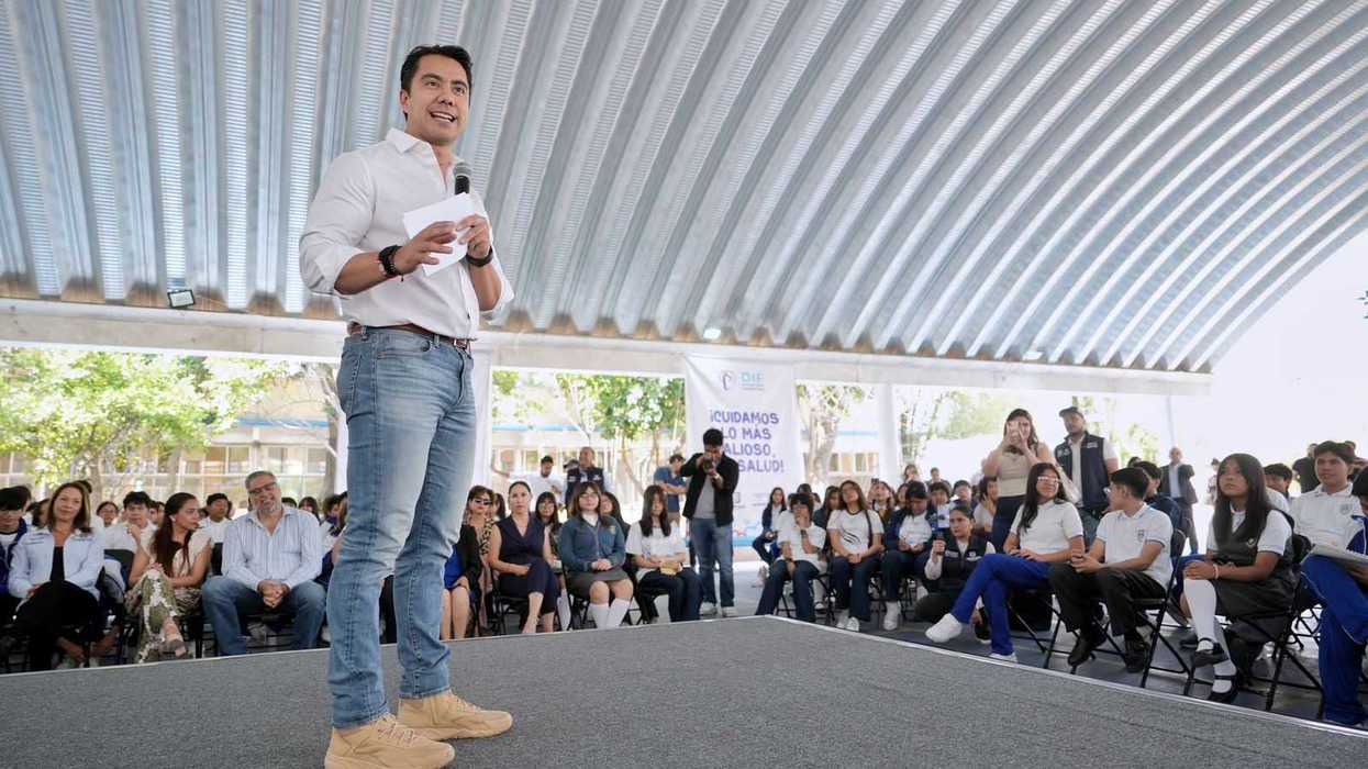 Alcalde de Querétaro entrega lentes gratuitos a estudiantes en jornada del programa Visión con Futuro en secundaria de la capital