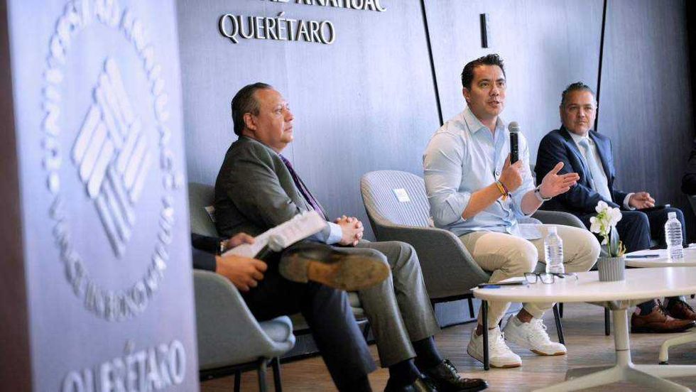 Alcalde de Querétaro invita a jóvenes a sumarse al servicio público.