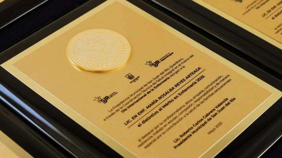 Alcalde entrega reconocimientos al Mérito en Enfermería 2025 en San Juan del Río.