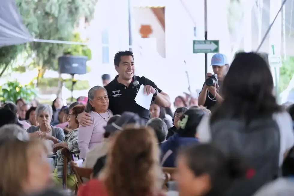 Alcalde Felifer Mac\u00edas abraza a adulta mayor entre asistentes al festejo del D\u00eda del Adulto Mayor en Quer\u00e9taro