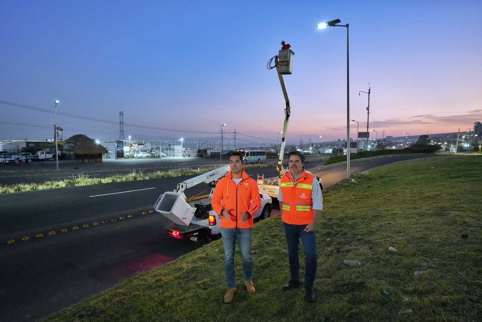 Alcalde Felifer Mac\u00edas y el secretario Armando Presa supervisan la instalaci\u00f3n de luminarias LED en el Libramiento Surponiente de Quer\u00e9taro al amanecer del 31 de julio de 2026