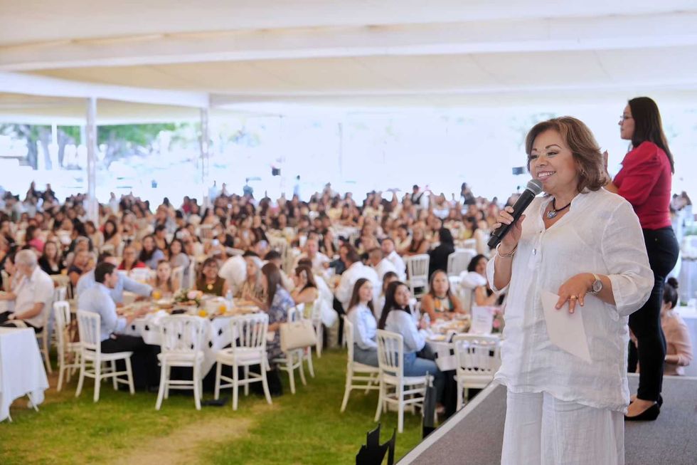 Alcalde Felifer Mac\u00edas y presidenta del DIF Adriana Olvera celebran el D\u00eda de las Madres con mil 900 servidoras municipales en Quer\u00e9taro
