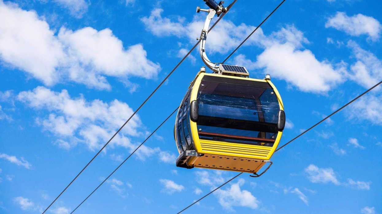 Alcalde Felifer Macías Olvera durante anuncio de plebiscito para teleférico San José el Alto-Bernardo Quintana en palacio municipal de Querétaro, con funcionarios y equipo de prensa.