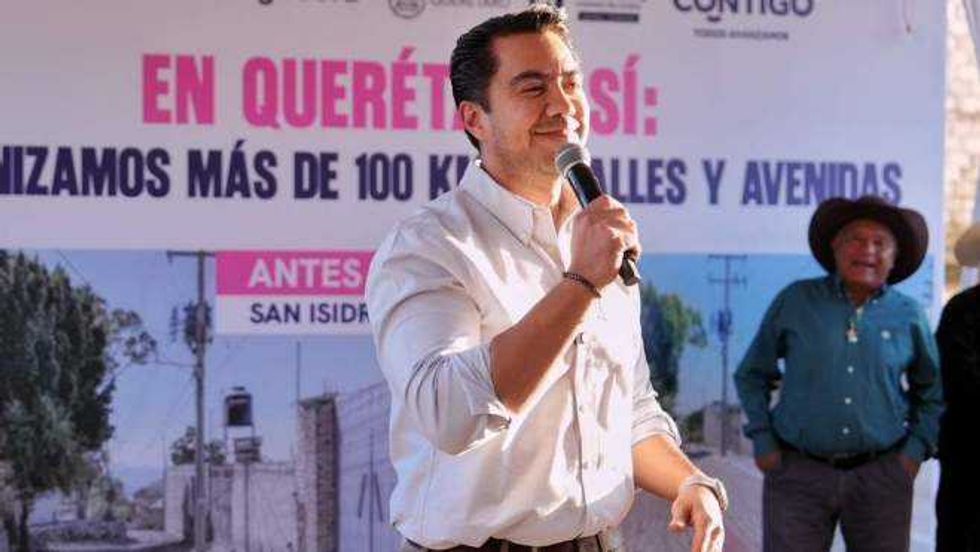 Alcalde Felifer Macías Olvera durante anuncio de plebiscito para teleférico San José el Alto-Bernardo Quintana en palacio municipal de Querétaro, con funcionarios y equipo de prensa.