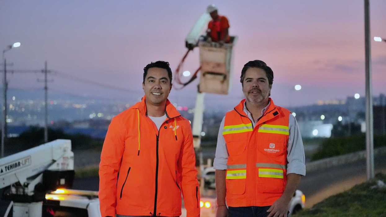 Alcalde Felifer Macías y el secretario Armando Presa supervisan la instalación de luminarias LED en el Libramiento Surponiente de Querétaro al amanecer del 31 de julio de 2026
