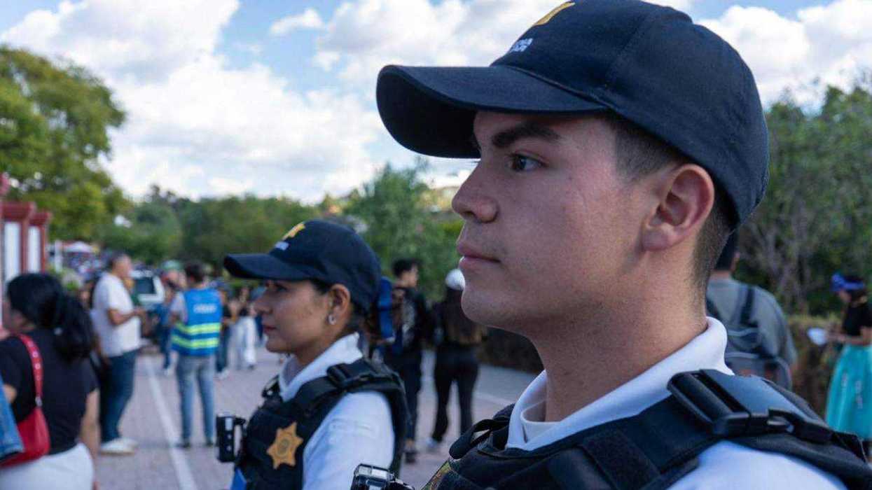 Alcalde Felipe Macías Olvera presenta programa de apoyo de 50 mil pesos para vivienda de policías municipales de Querétaro.