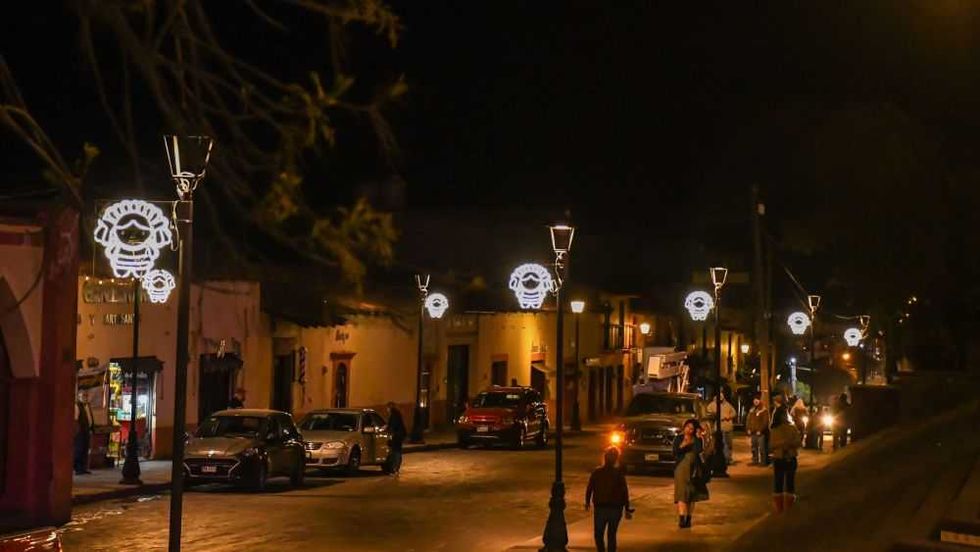 Alcalde pone en marcha 'obras que iluminan' en Amealco.