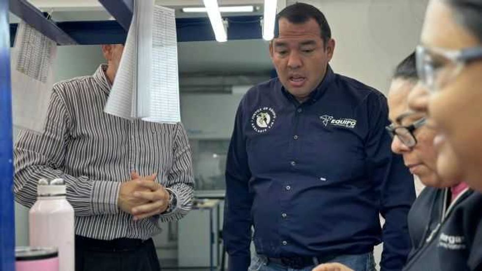 Alcalde resalta aporte de empresa de materiales cerámicos a economía local.