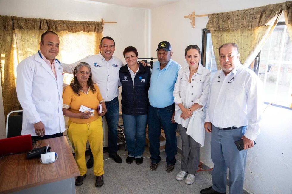 Alcalde Roberto Cabrera arranca consultorio itinerante de salud en Puerta de Alegr\u00edas, San Juan del R\u00edo