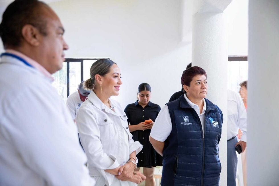Alcalde Roberto Cabrera arranca consultorio itinerante de salud en Puerta de Alegr\u00edas, San Juan del R\u00edo