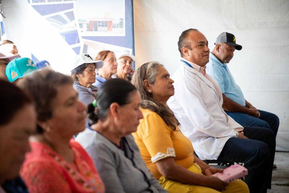 Alcalde Roberto Cabrera arranca consultorio itinerante de salud en Puerta de Alegr\u00edas, San Juan del R\u00edo