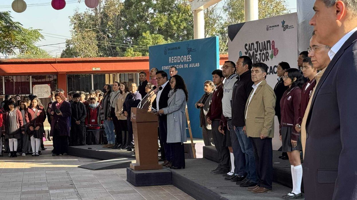 Alcalde Roberto Cabrera encabeza ceremonia de arranque de obra en COBAQ Plantel 10 para construcción de aulas de educación especial con directivos y cuerpo de regidores presentes.