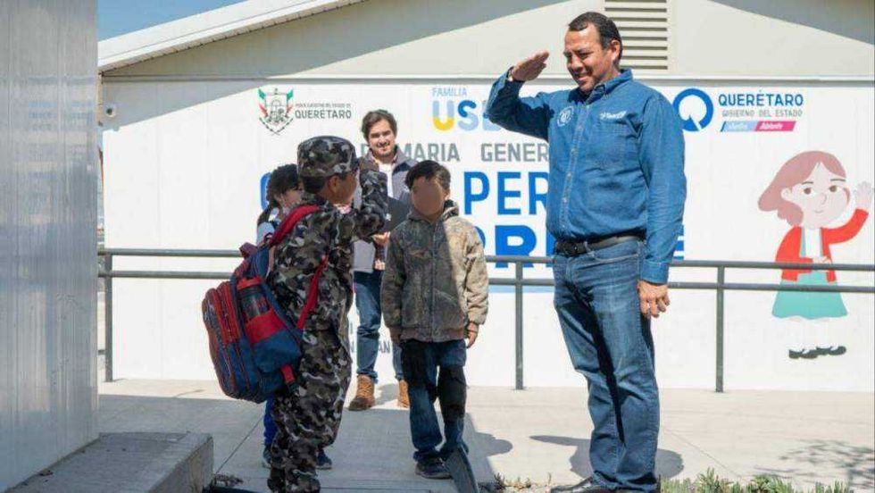 Alcalde Roberto Cabrera encabeza ceremonia por Día del Trabajo y Día del Niño en primaria de San Juan.