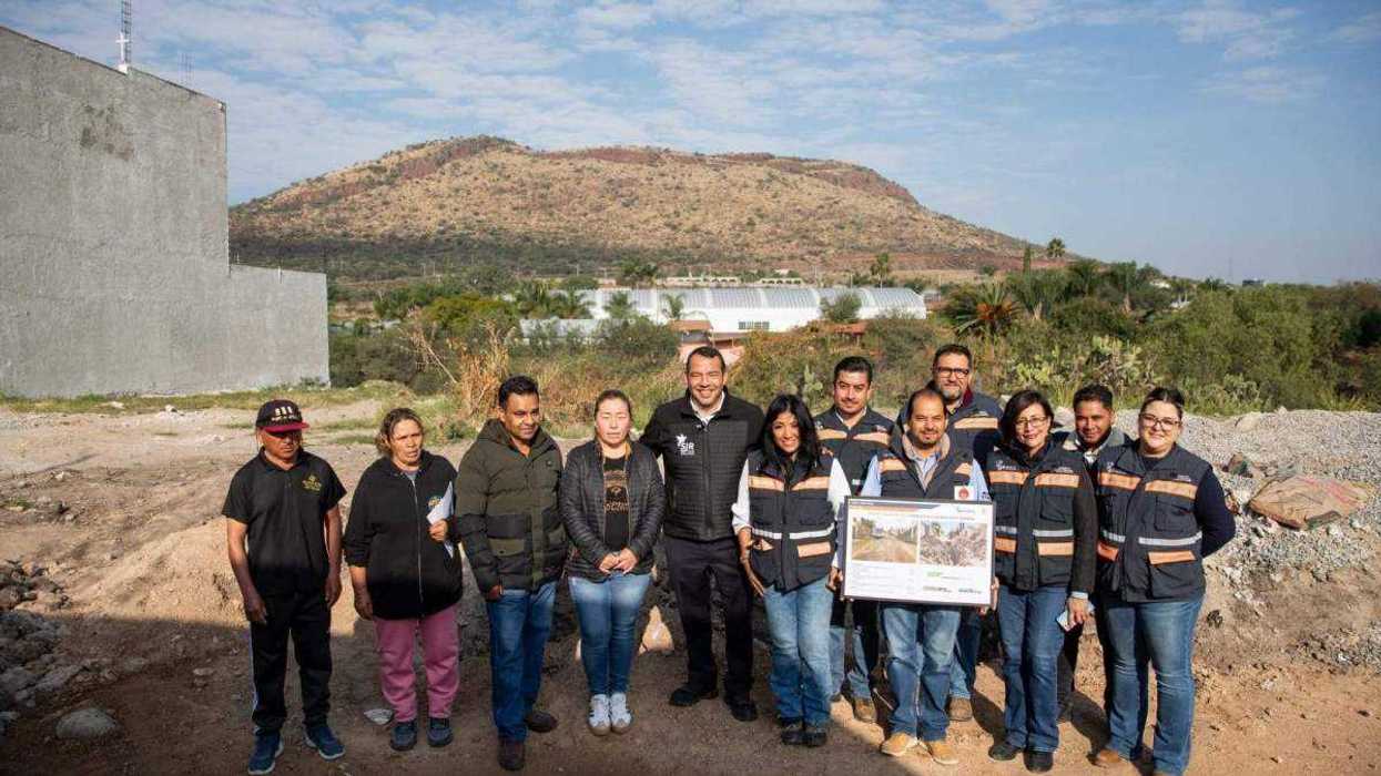 Alcalde Roberto Cabrera supervisa obra rehabilitación calle Pingüica Vista Hermosa San Juan del Río diciembre 2025.