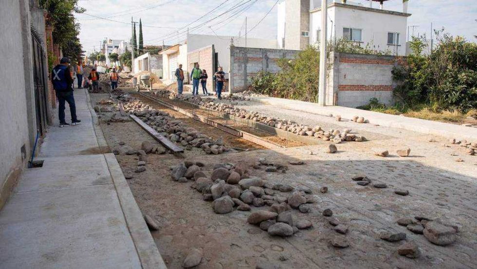 Alcalde Roberto Cabrera supervisa obra rehabilitación calle Pingüica Vista Hermosa San Juan del Río diciembre 2025.