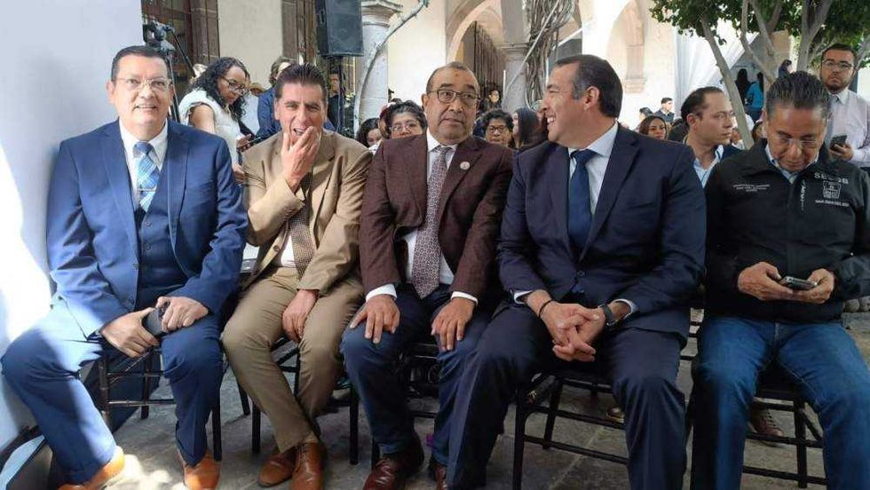 Alcalde Roberto Cabrera Valencia apadrina primera boda civil en registro civil 3 de Ex Hacienda Cerro Gordo con novios y autoridades presentes.