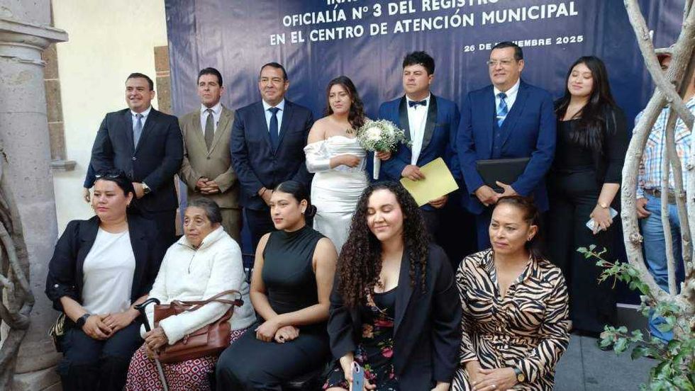 Alcalde Roberto Cabrera Valencia apadrina primera boda civil en registro civil 3 de Ex Hacienda Cerro Gordo con novios y autoridades presentes.