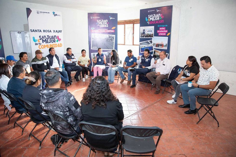 Alcalde Roberto Cabrera Valencia atiende a vecinos durante el programa Mi\u00e9rcoles en Santa Rosa Xajay, San Juan del R\u00edo