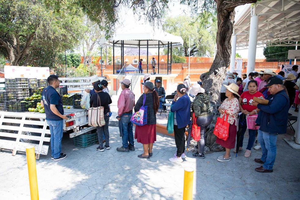 Alcalde Roberto Cabrera Valencia atiende a vecinos durante el programa Mi\u00e9rcoles en Santa Rosa Xajay, San Juan del R\u00edo