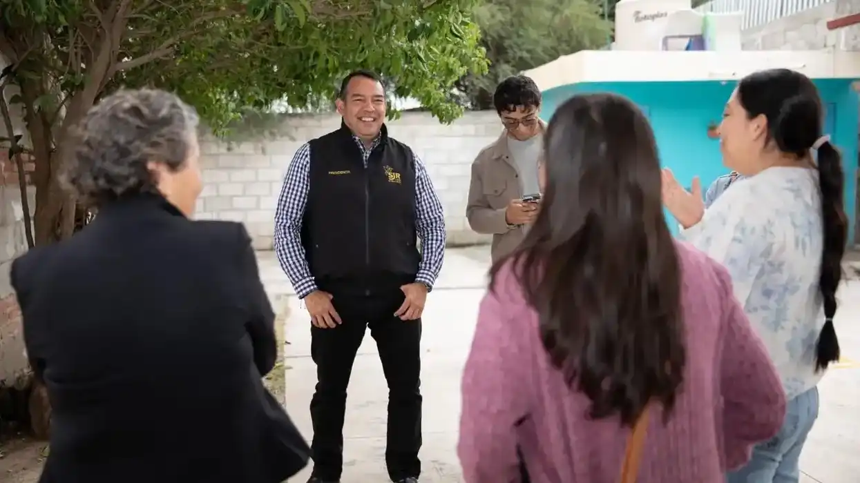 Alcalde Roberto Cabrera Valencia conversa con vecinos de San Javier