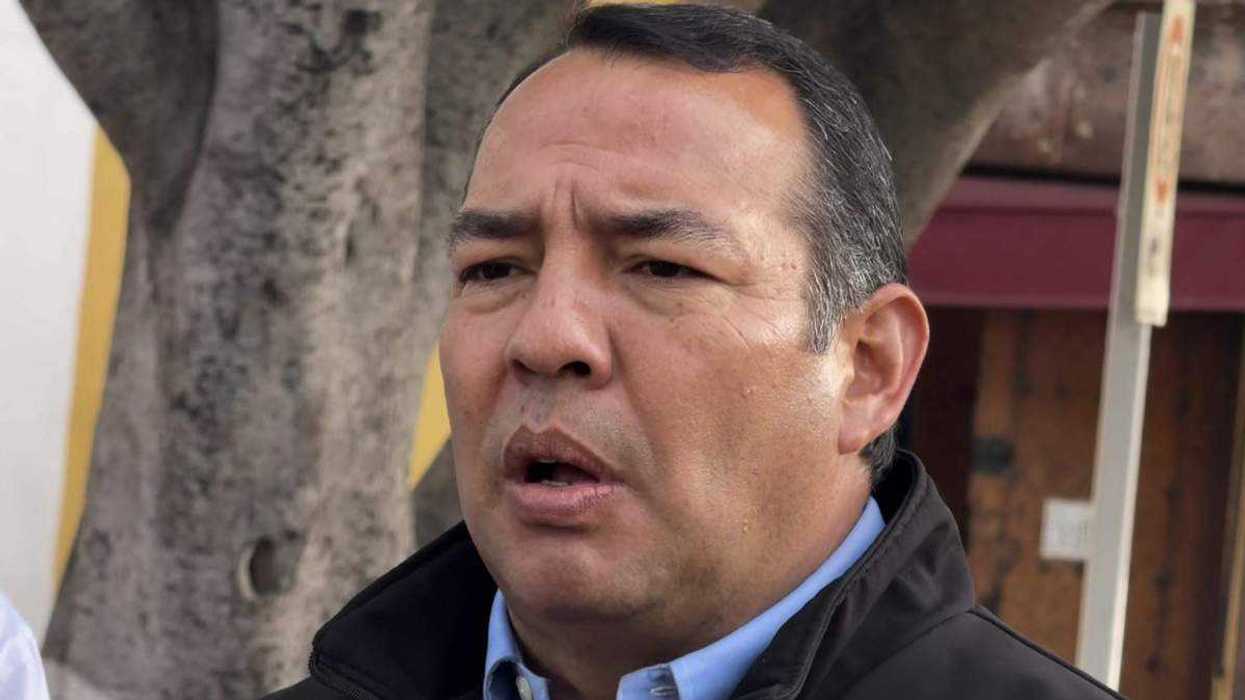 Alcalde Roberto Cabrera Valencia durante jornada de la Mesa de Paz en San Juan del Río, enfocada en políticas de violencia contra mujeres y seguridad interinstitucional.