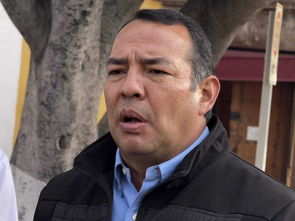 Alcalde Roberto Cabrera Valencia durante jornada de la Mesa de Paz en San Juan del Río, enfocada en políticas de violencia contra mujeres y seguridad interinstitucional.