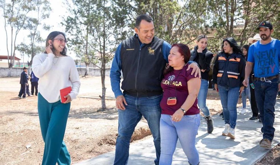 Alcalde Roberto Cabrera Valencia durante la entrega de m\u00f3dulo de ba\u00f1os, techumbre y cancha en la telesecundaria Emeterio Gonz\u00e1lez de la comunidad de Perales, San Juan del R\u00edo