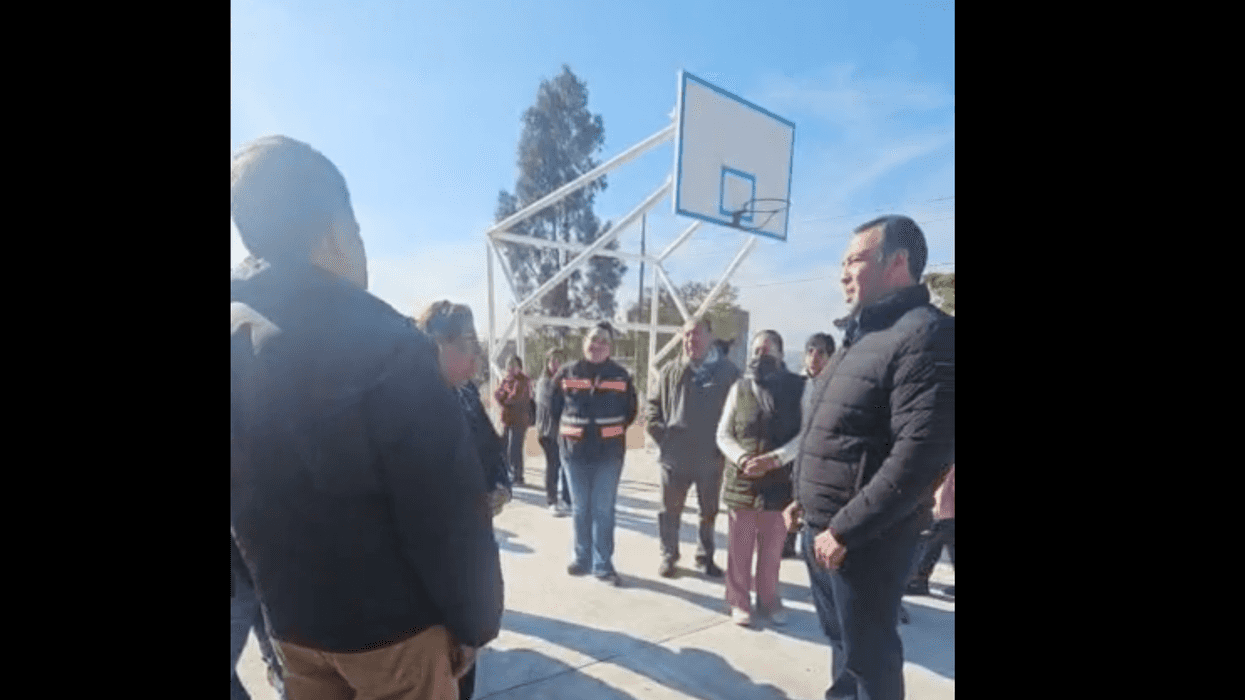Alcalde Roberto Cabrera Valencia durante recorrido en colonia Prados de Cerro Gordo en San Juan del Río