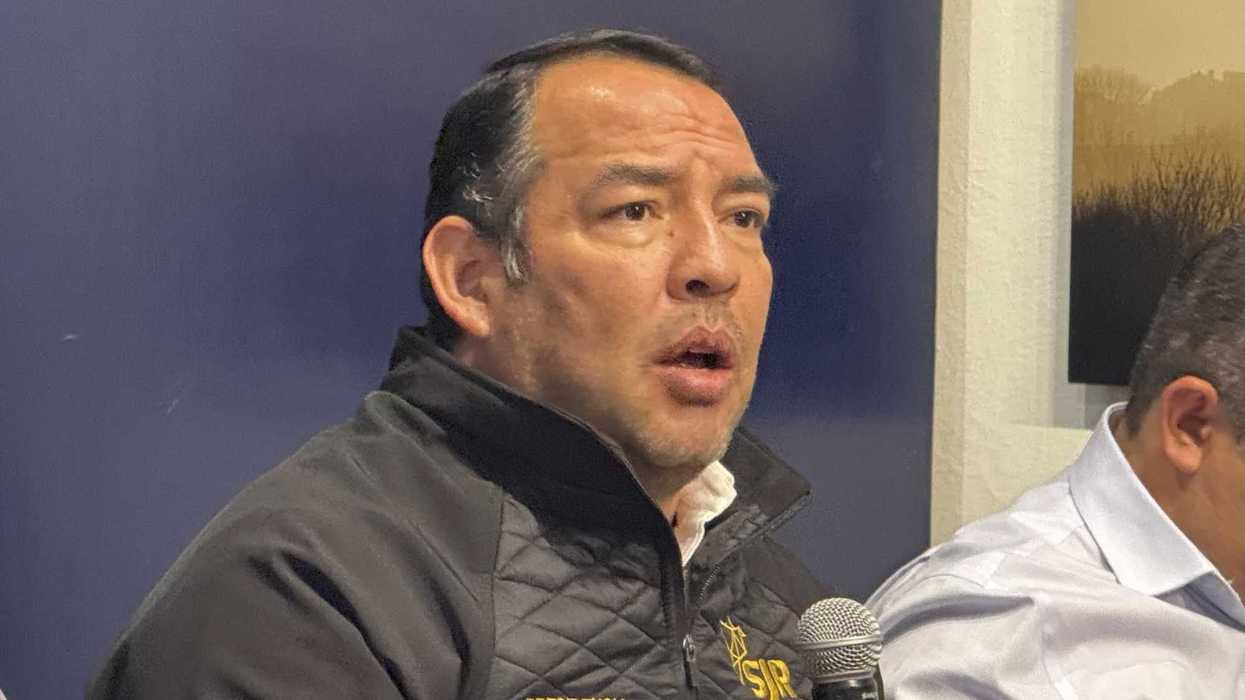 Alcalde Roberto Cabrera Valencia durante rueda de prensa en San Juan del Río donde confirmó cambio en la Dirección de Ingresos municipal, abril 2026