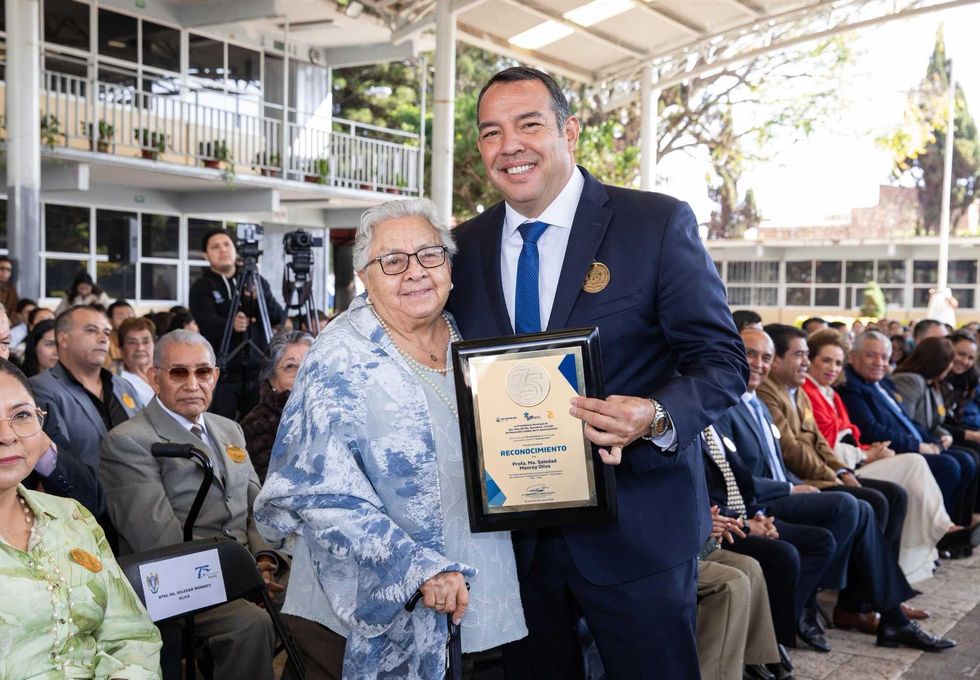 Alcalde Roberto Cabrera Valencia entrega reconocimiento a la Profa. Ma. Soledad Monroy Oliva en el 75 aniversario de la Secundaria Antonio Caso en San Juan del R\u00edo