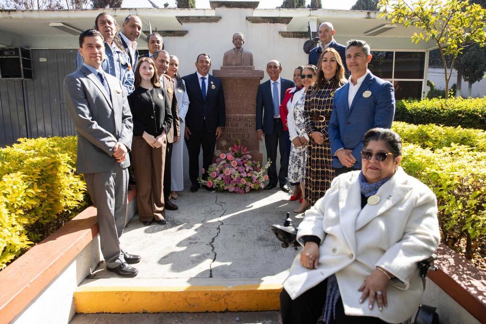 Alcalde Roberto Cabrera Valencia entrega reconocimiento a la Profa. Ma. Soledad Monroy Oliva en el 75 aniversario de la Secundaria Antonio Caso en San Juan del R\u00edo