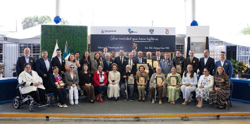Alcalde Roberto Cabrera Valencia entrega reconocimiento a la Profa. Ma. Soledad Monroy Oliva en el 75 aniversario de la Secundaria Antonio Caso en San Juan del R\u00edo