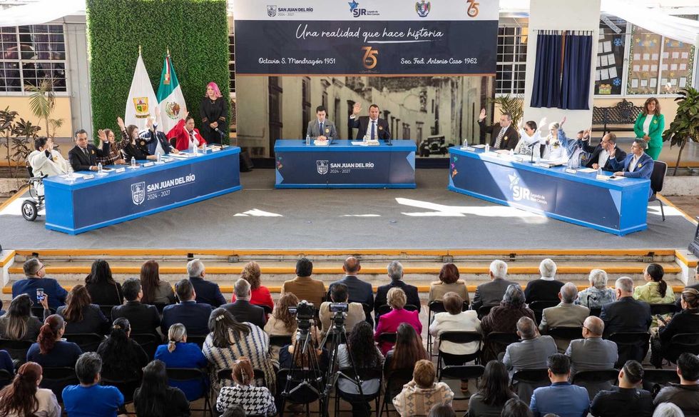 Alcalde Roberto Cabrera Valencia entrega reconocimiento a la Profa. Ma. Soledad Monroy Oliva en el 75 aniversario de la Secundaria Antonio Caso en San Juan del R\u00edo