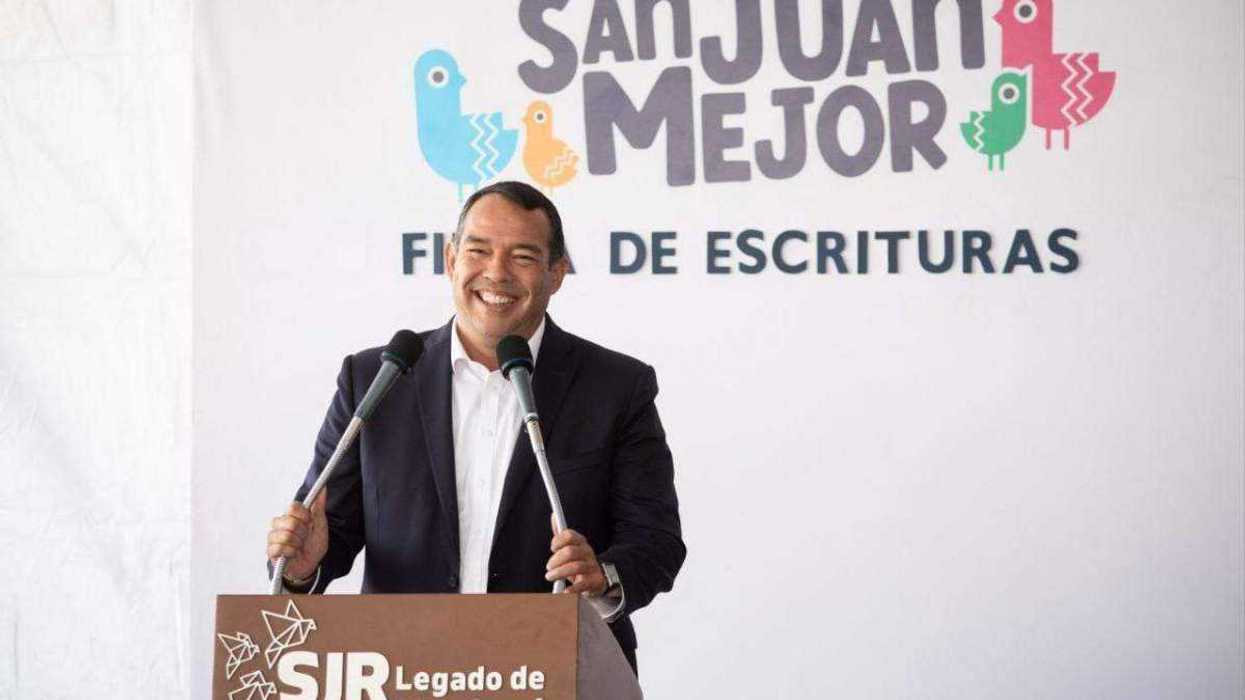 Alcalde Roberto Cabrera Valencia firma escrituras de regularización para familias de San Juan del Río.