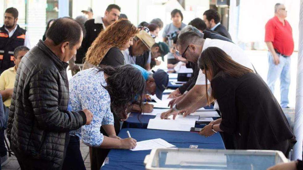 Alcalde Roberto Cabrera Valencia firma escrituras de regularización para familias de San Juan del Río.