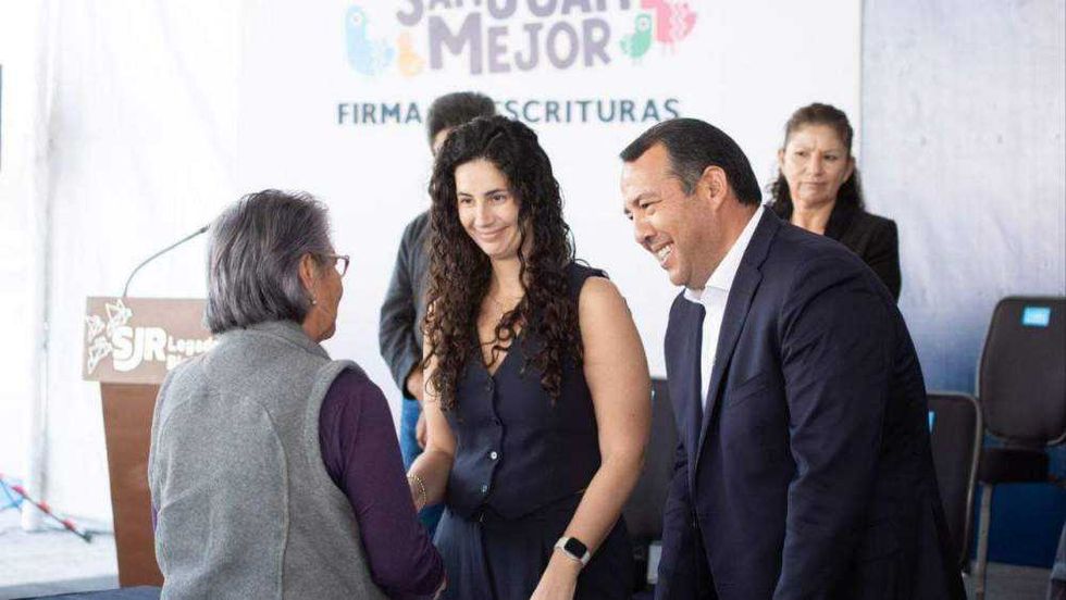Alcalde Roberto Cabrera Valencia firma escrituras de regularización para familias de San Juan del Río.