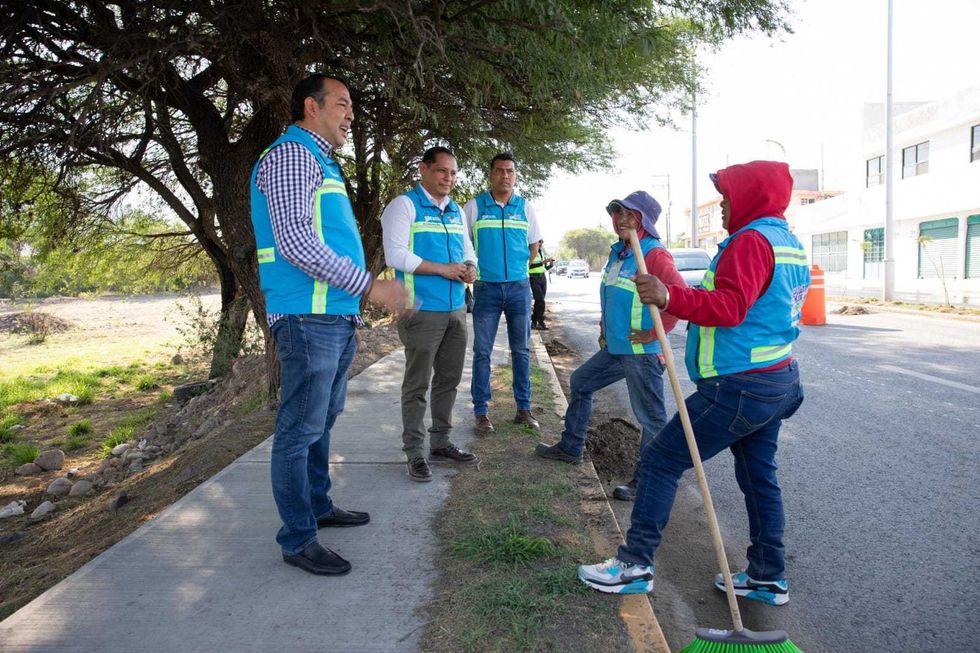 Alcalde Roberto Cabrera Valencia supervisa barrido fino en zona oriente de San Juan del R\u00edo junto a brigadas de Servicios P\u00fablicos Municipales