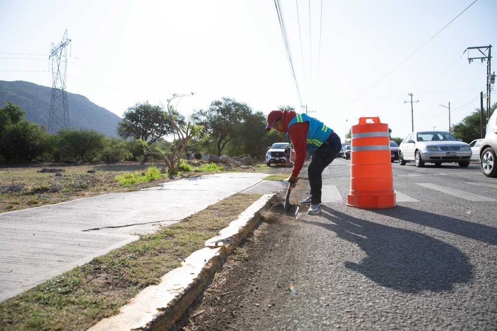 Alcalde Roberto Cabrera Valencia supervisa barrido fino en zona oriente de San Juan del R\u00edo junto a brigadas de Servicios P\u00fablicos Municipales