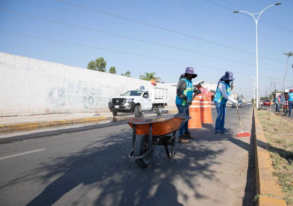Alcalde Roberto Cabrera Valencia supervisa barrido fino en zona oriente de San Juan del R\u00edo junto a brigadas de Servicios P\u00fablicos Municipales