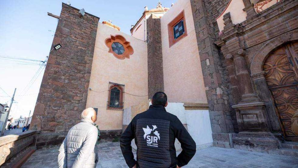 Alcalde Roberto Cabrera Valencia supervisa trabajos de rehabilitación en Parroquia de Santo Domingo en San Juan del Río.